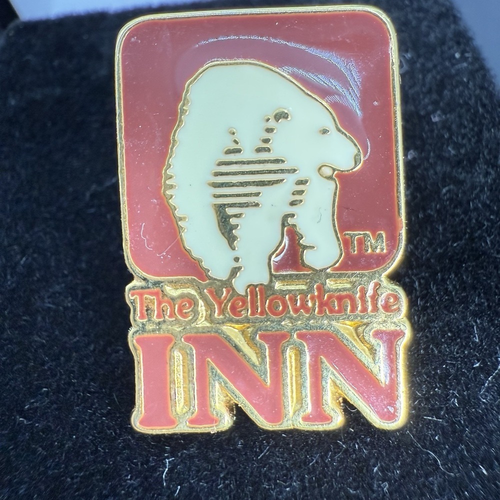 The Yellowknife Inn Pin Badge Polar Bear Rare Vintage Souvenir